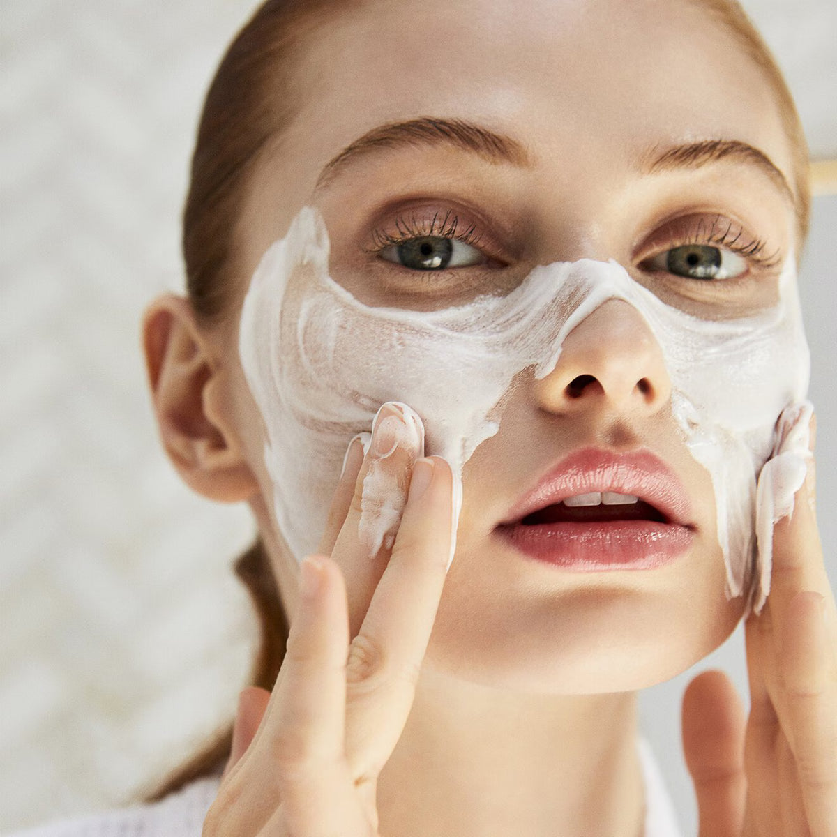 Softening Cleansing Foam - Azora Beauty